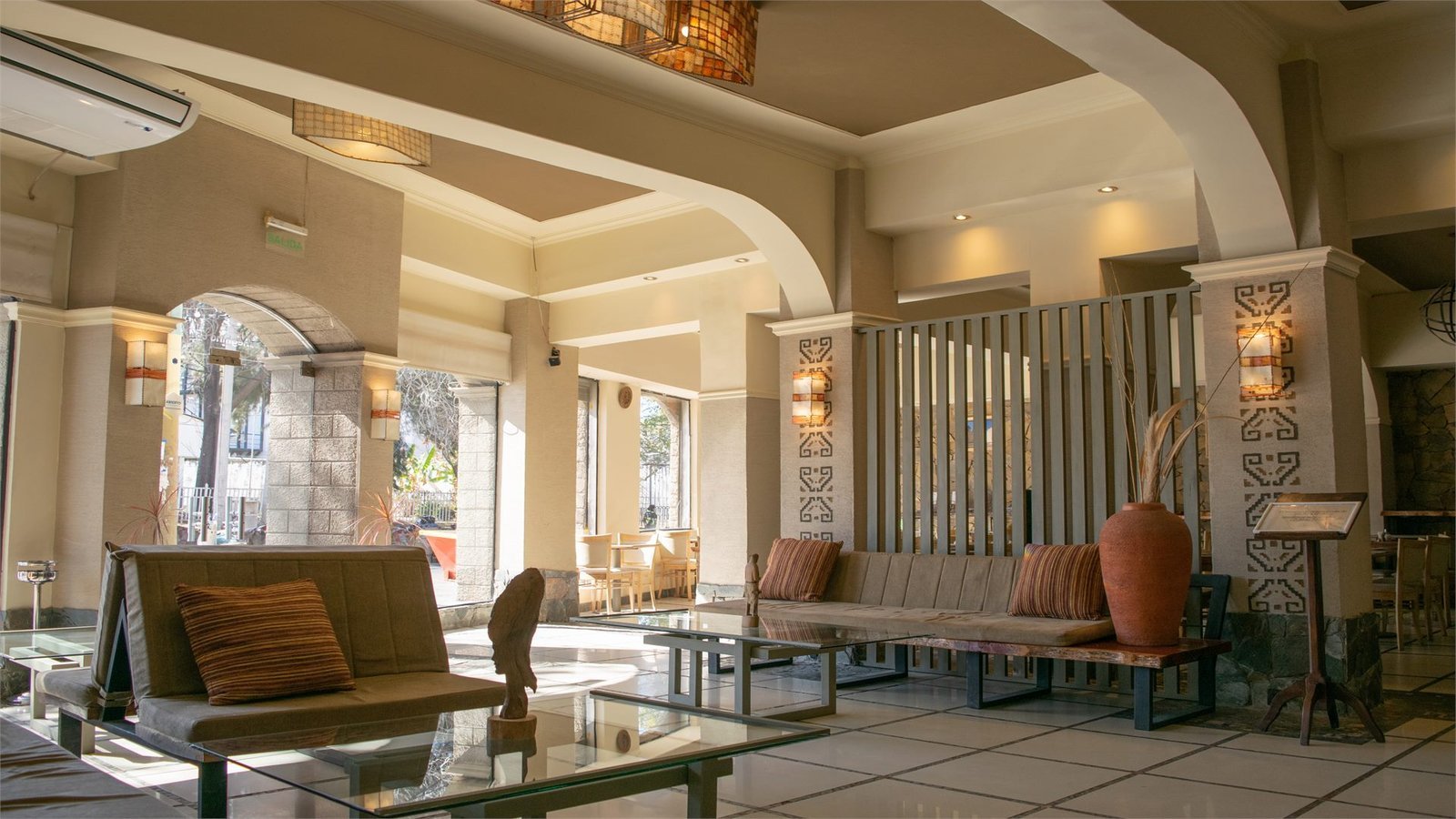 Lobby cálido de Hotel Inkai