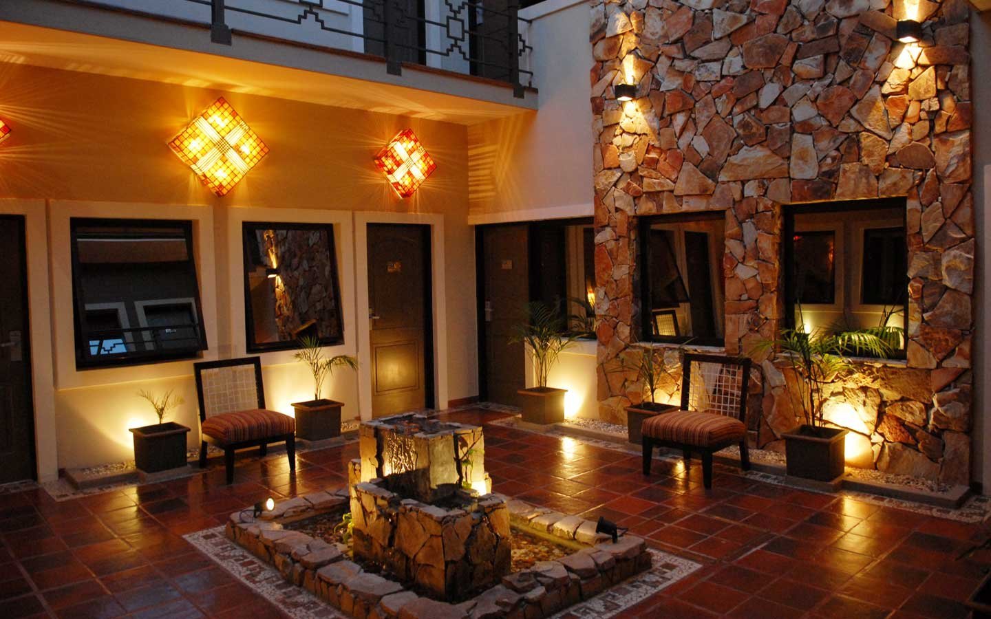 Patio interior iluminado de Hotel Inkai