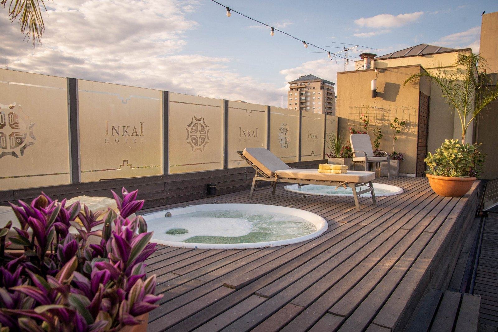 Terraza con jacuzzi y reposeras de Hotel Inkai