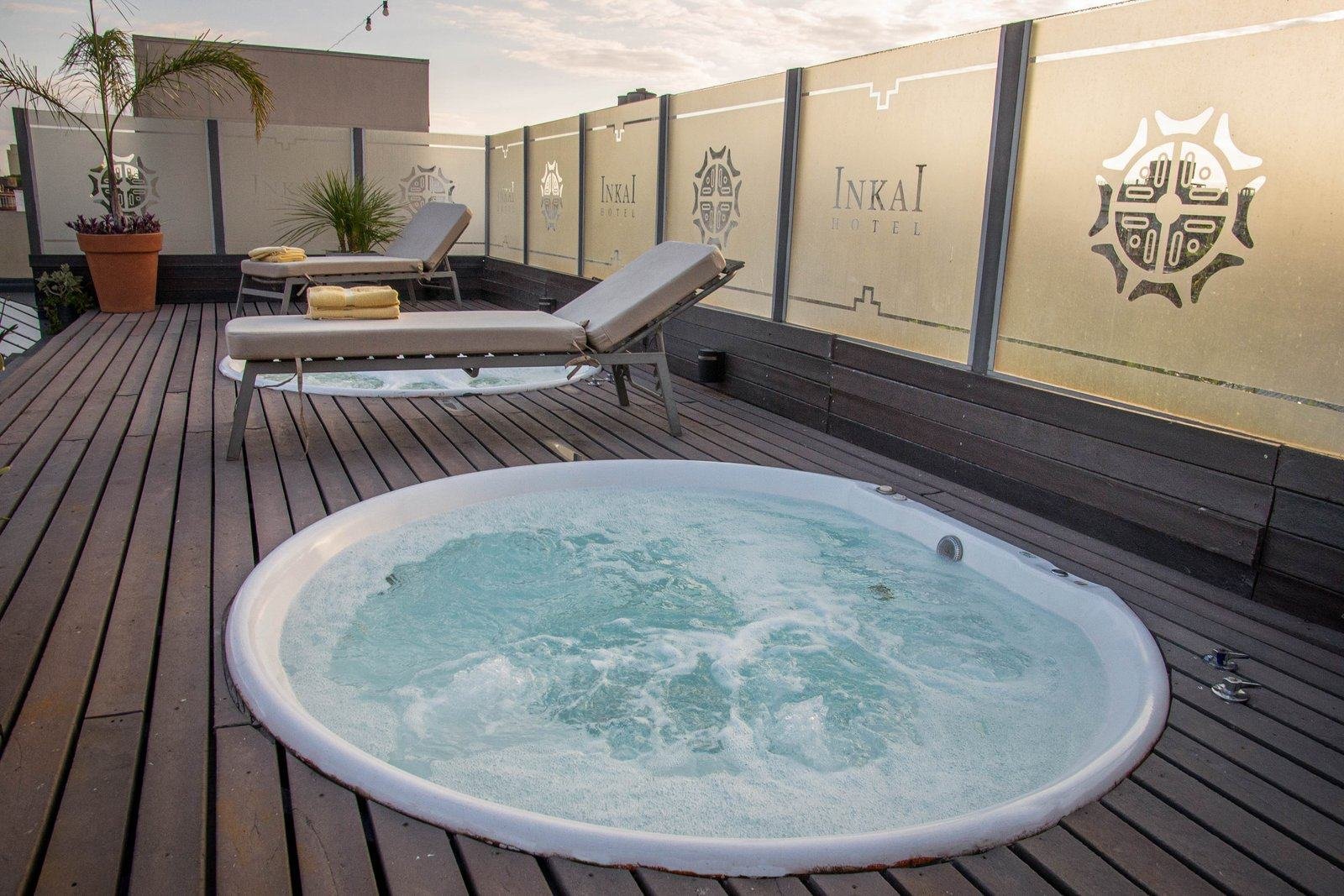 Jacuzzi en la terraza de Hotel Inkai
